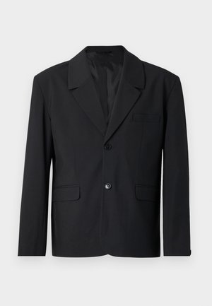 Črn blazer z ovratnikom, zapiranjem na en gumb, dvema sprednjima žepoma in enim žepom na prsih. Gladka tkanina s klasičnim dizajnom.