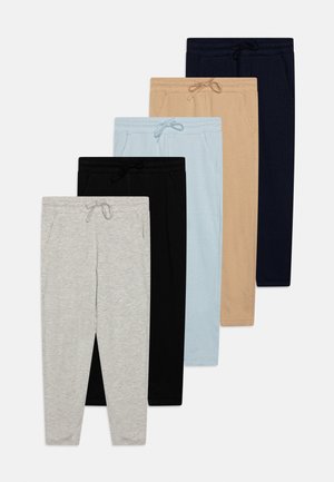 Fünf Paar gefaltete Sweatpants in Grau, Schwarz, Hellblau, Beige und Navy, jeweils mit elastischem Bund und Kordelzug.