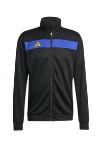 Giacca sportiva nera con una striscia orizzontale blu sul petto, caratterizzata da una chiusura frontale con cerniera e dettagli logo gialli sulla striscia.