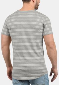 Grå kortærmet t-shirt med vandret striber i forskellige nuancer. Blød stofstruktur og klassisk rund halsudskæring.