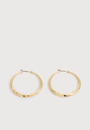 Paire de boucles d’oreilles créoles en or poli avec des tiges fines et des fermoirs à charnière, présentées sur un fond gris clair uni.