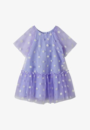 Robe lilas avec des manches courtes bouffantes, fabriquée en tissu transparent. Présente des broderies de marguerites blanches sur l'ensemble et un ourlet ondulé à la base.