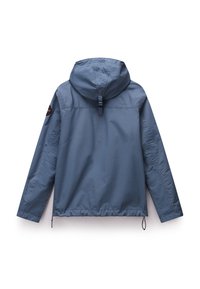 Lichtblauwe, waterdichte jas met een capuchon, elastische zoom en zijkoordjes. Bevat een logopatch op de linkermouw.