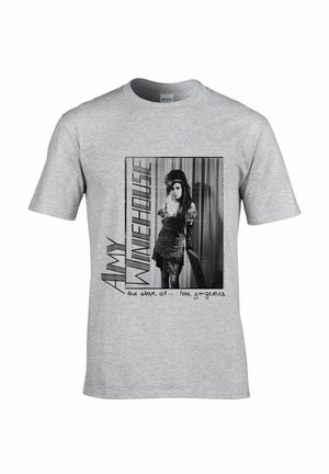 Camiseta gris con una foto en blanco y negro de Amy Winehouse con un vestido de leopardo, con el texto "Amy Winehouse" y manuscrito "And above all... look gorgeous."