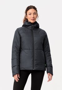 Zwart pufferjack met capuchon, voorzien van een rits aan de voorkant, geborduurd textuur en contrasterende rits. Draag het over zwarte leggings.