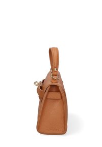 Sac à main en cuir marron clair avec une silhouette structurée, doté d'une anse supérieure, de détails en métal doré et d'une finition texturée.