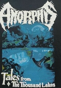 Camiseta negra con una ilustración de paisaje azul y verde que presenta un lago, árboles y un hacha. Texto en blanco en negrita que dice "Amorphis" y "Cuentos de los Mil Lagos."