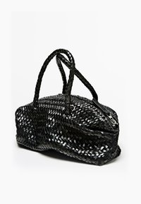 Borsa a tracolla nera tessuta con superficie texture, doppi manici, chiusura con zip e forma strutturata. Presenta una finitura lucida e una costruzione robusta.