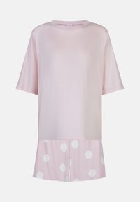 Ensemble de vêtements d'intérieur en coton rose clair comprenant un haut à manches courtes ample et un short avec un motif à gros pois blancs. Texture douce.