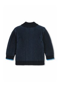 Maglione per bambino di colore blu navy con texture a maglia a coste, colletto alto e dettagli in azzurro chiaro sui polsini e sull'orlo.