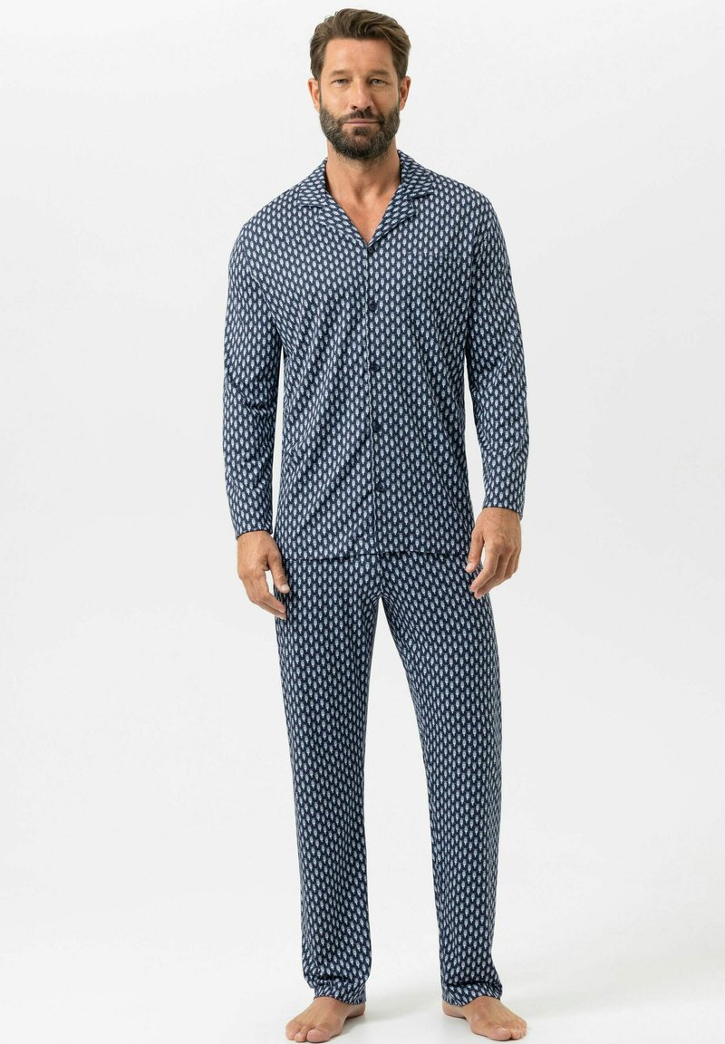 Marineblauw katoenen pyjamaset bestaande uit een overhemd met knopen en bijpassende broek met een klein diamanten patroon en elastische manchetten bij de enkels.