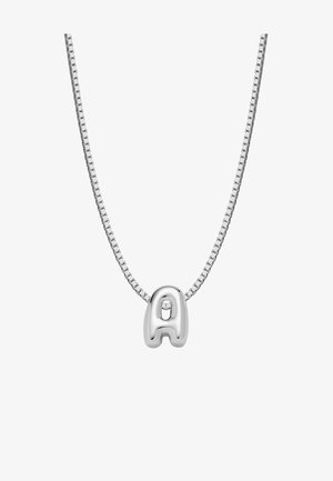 Sidabrinė grandinėlė su poliruotu raidės "A" pakabuku, kuriame yra mažas, įmontuotas brangakmenis. Išmanus, modernus dizainas su lygia tekstūra.