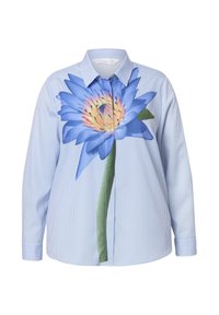 Camicia button-up a righe blu chiaro e bianco con una grande grafica di un loto d'acqua blu al centro, con foglie verdi che si estendono verso il basso.