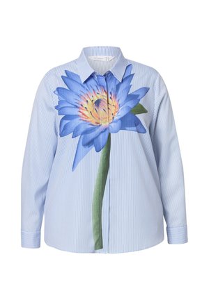 Světle modrá a bílá proužkovaná košile s knoflíky, která má ve středu velkou grafiku modré vodní lilie, s zelenými listy rozprostírajícími se dolů.