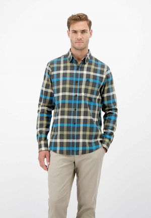 Koszula w kratę w kolorze zielonym, niebieskim i beżowym, z kołnierzykiem zapinanym na guziki oraz długimi rękawami. Posiada kieszeń na piersi i luźny krój.
