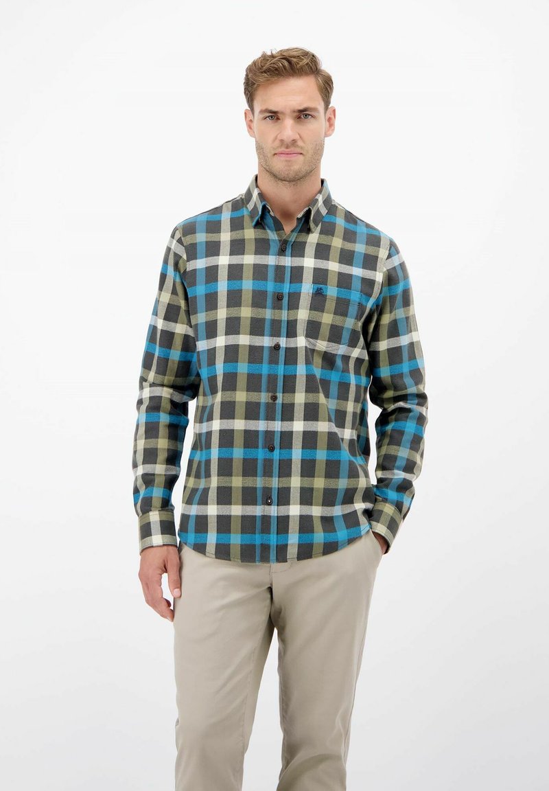 Koszula w kratę w kolorze zielonym, niebieskim i beżowym, z kołnierzykiem zapinanym na guziki oraz długimi rękawami. Posiada kieszeń na piersi i luźny krój.