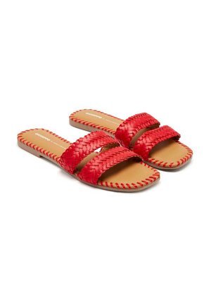 Sandales à glissière rouges tissées avec deux larges sangles, un pied en cuir lisse marron clair, et des coutures rouges contrastées le long des bords.