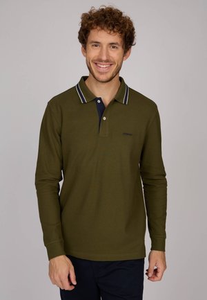 Polo-shirt à manches longues vert olive avec col bleu marine et accents rayés, présentant des boutons au cou et une finition texturée.