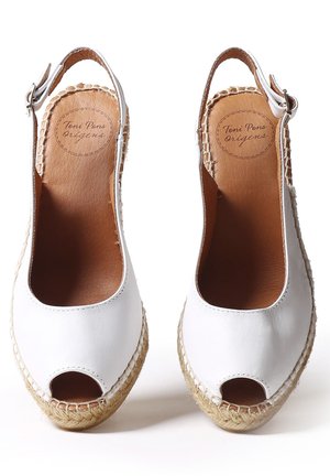 Hvide læder espadrille sandaler med åbne tåspidser, hæle vævet af jute og ankelremme. Glat finish med minimale syninger.