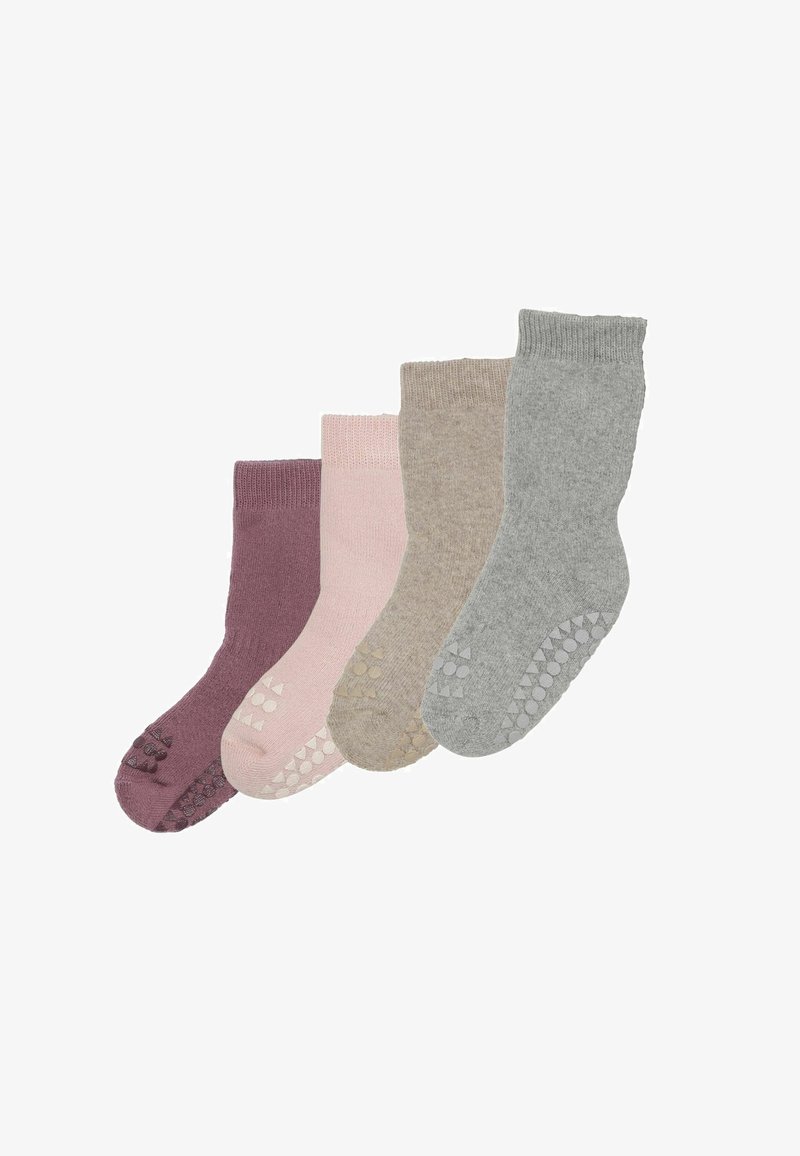 Quatre paires de chaussettes longues texturées disposées en rangée, en violet, rose, beige et gris, avec des points antidérapants sous la semelle.