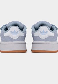 Μπλε σουέντ αθλητικά παπούτσια με λευκές λεπτομέρειες, με υφασμένο τακούνι και σόλα από καουτσούκ τύπου γκρεμ. Λογότυπο χαραγμένο στο πίσω μέρος και στη γλώσσα.