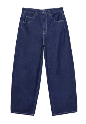 Pantaloni a gamba larga in denim blu scuro con vita alta, cinque tasche e cuciture bianche a contrasto. Texture liscia, design classico.