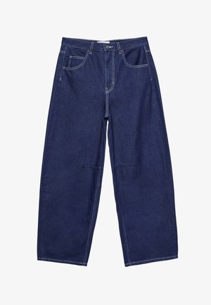 Pantaloni a gamba larga in denim blu scuro con vita alta, cinque tasche e cuciture bianche a contrasto. Texture liscia, design classico.