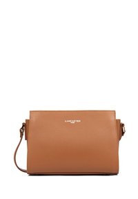 Borsa a tracolla in pelle tan con texture liscia, forma rettangolare, logo argentato "LANCASTER PARIS" e spallaccio regolabile.