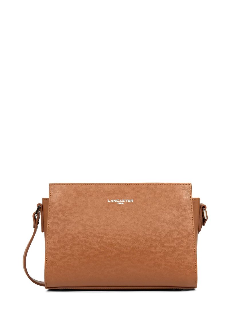 Borsa a tracolla in pelle tan con texture liscia, forma rettangolare, logo argentato "LANCASTER PARIS" e spallaccio regolabile.
