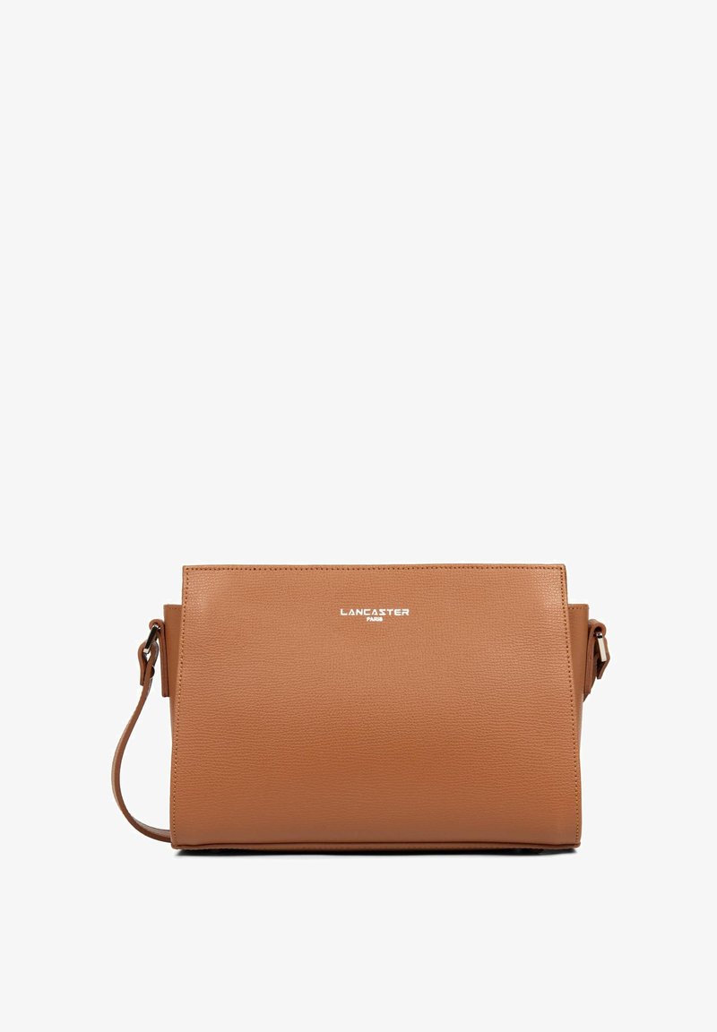 Tan leren schoudertas met een gladde textuur, rechthoekige vorm, zilveren logo "LANCASTER PARIS," en een verstelbare schouderriem.