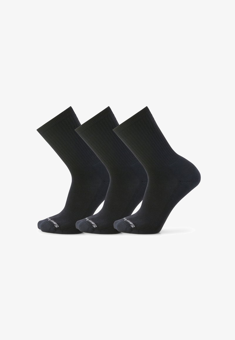 Sorte ribbede sokker i en pakke med tre, med forstærket tå og buenstøtte, prydet med hvid branding i bunden.