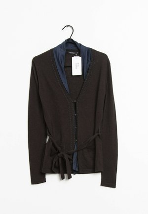 Cardigan marron à manches longues avec doublure intérieure bleue, fermeture à boutons et ceinture nouée à la taille, suspendu à un cintre noir avec étiquette de prix.