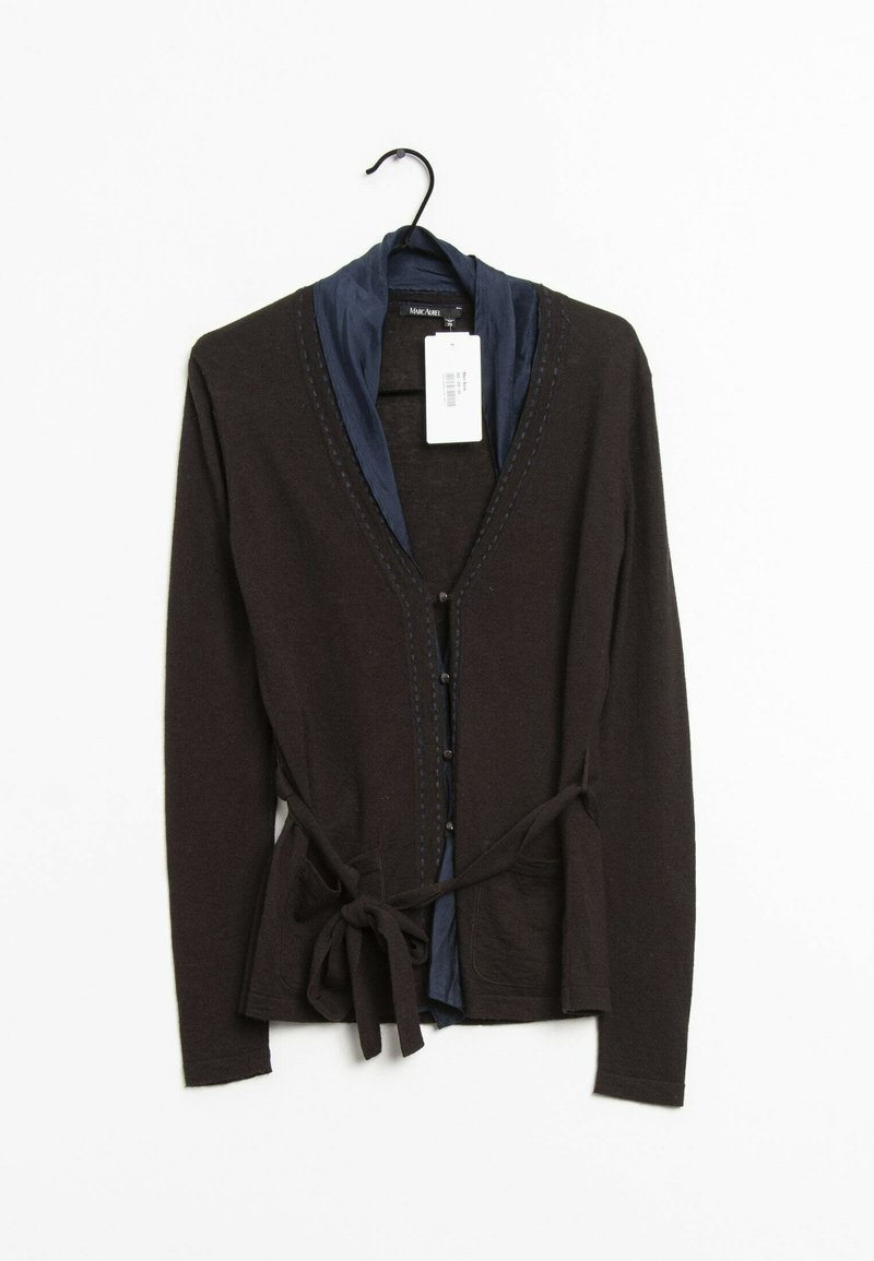 Cardigan marron à manches longues avec doublure intérieure bleue, fermeture à boutons et ceinture nouée à la taille, suspendu à un cintre noir avec étiquette de prix.