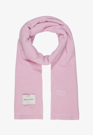 Morbida sciarpa rosa lavorata a maglia piegata a loop con un'etichetta di tessuto bianco con la scritta "Marc O'Polo" vicino a un'estremità.