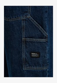 Seleccionado, iconic dark stone