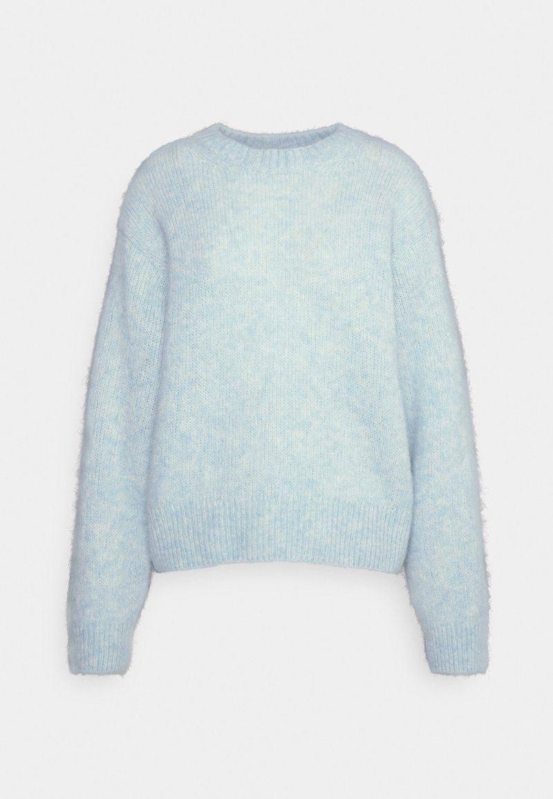 Pull en tricot moelleux bleu clair, avec un col rond, une coupe décontractée et des bords côtelés aux poignets et à l'ourlet. Texture douce avec un motif dégradé.