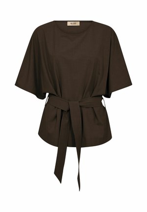 Tmavohnedá blúzka s krátkymi rukávmi a širokými rukávmi, okrúhlym výstrihom a zodpovedajúcim opaskom z rovnakého materiálu uviazaným v páse.