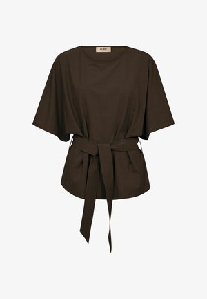 Sötétbarna rövid ujjú blúz széles ujjakkal, kerek nyakkivágással és a deréknál megkötött, azonos anyagból készült övvel.