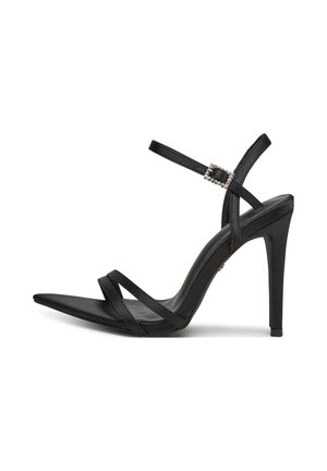 Czarna satynowa sandałka na wysokim obcasie z migdałowym noskiem, podwójnymi skrzyżowanymi paskami oraz ozdobną klamrą z kryształkami na pasku wokół kostki.