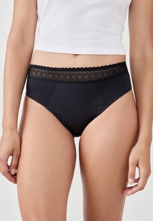 Schwarze hoch taillierte Unterwäsche mit einem gemusterten Spitzenbund. Glatter Stoff mit matter Oberfläche, seitliche Nähte für eine gute Passform.