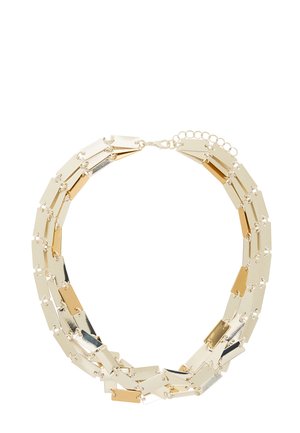 Podwójny naszyjnik z prostokątnymi złotymi i srebrnymi metalowymi płytkami połączonymi małymi kółkami i regulowanym zapięciem na łańcuszku.