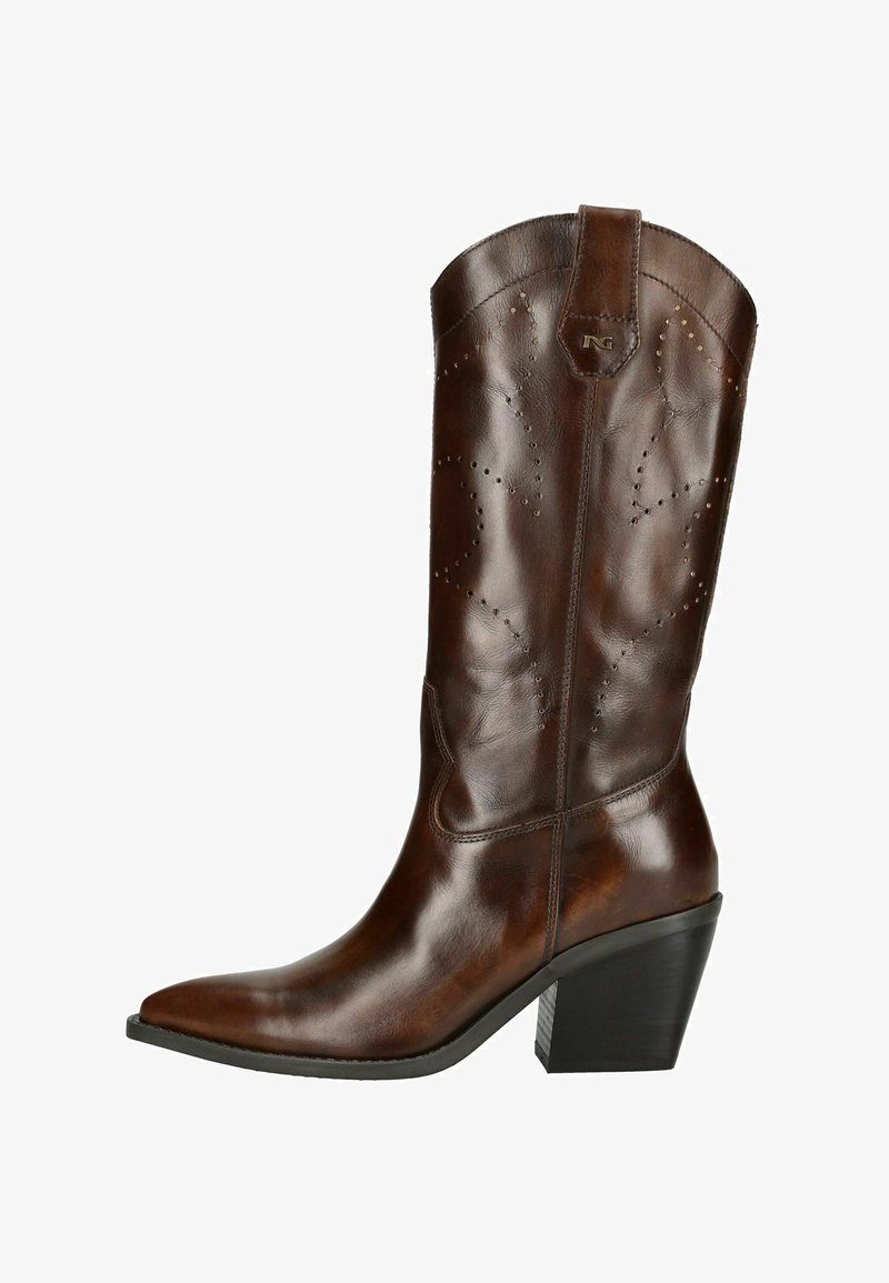 Botte de cowboy en cuir marron avec une pointe aiguë, un talon bloc haut, des coutures décoratives et des perforations sur le dessus.