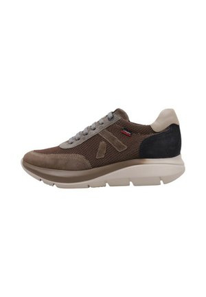 Deportivas de gamuza marrón y malla con un tacón beige y cordones grises. Presentan una superficie texturizada y una suela acolchada con una ligera curvatura.