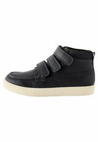 Baskets montantes noires en cuir synthétique avec trois bandes Velcro, un intérieur rembourré et une semelle en caoutchouc crème.