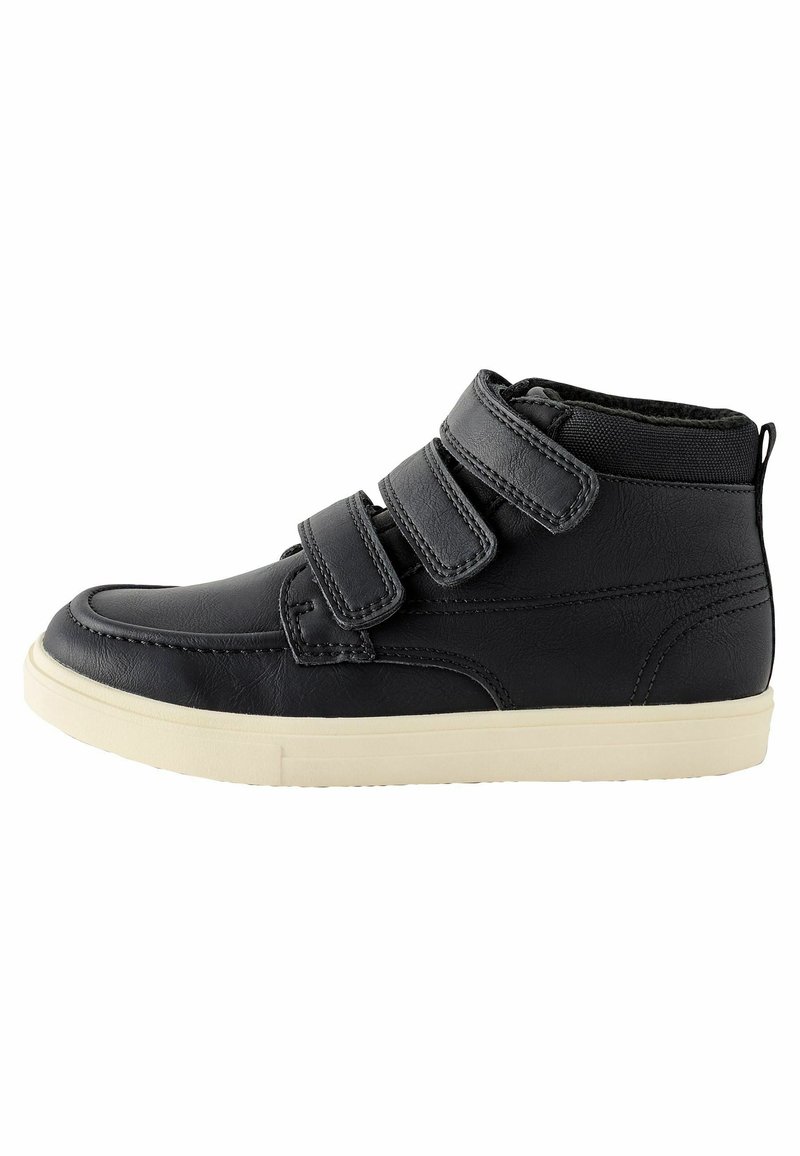 Baskets montantes noires en cuir synthétique avec trois bandes Velcro, un intérieur rembourré et une semelle en caoutchouc crème.