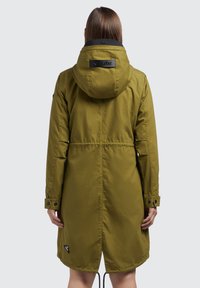 Maslinasto zelena parka s kapuljačom, s podešavanjem u struku, džepovima s preklopom i logom na rubu. Glatka tkanina s mat površinom.