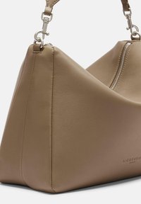 Torebka skórzana w kolorze tan z geometrycznym wzorem, z suwakiem i srebrnymi detalami. Gładka tekstura i usztywniony kształt.