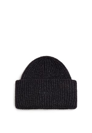Cappello in maglia nera con texture a costine, dotato di risvolto e un piccolo logo dettagliato sulla parte anteriore.