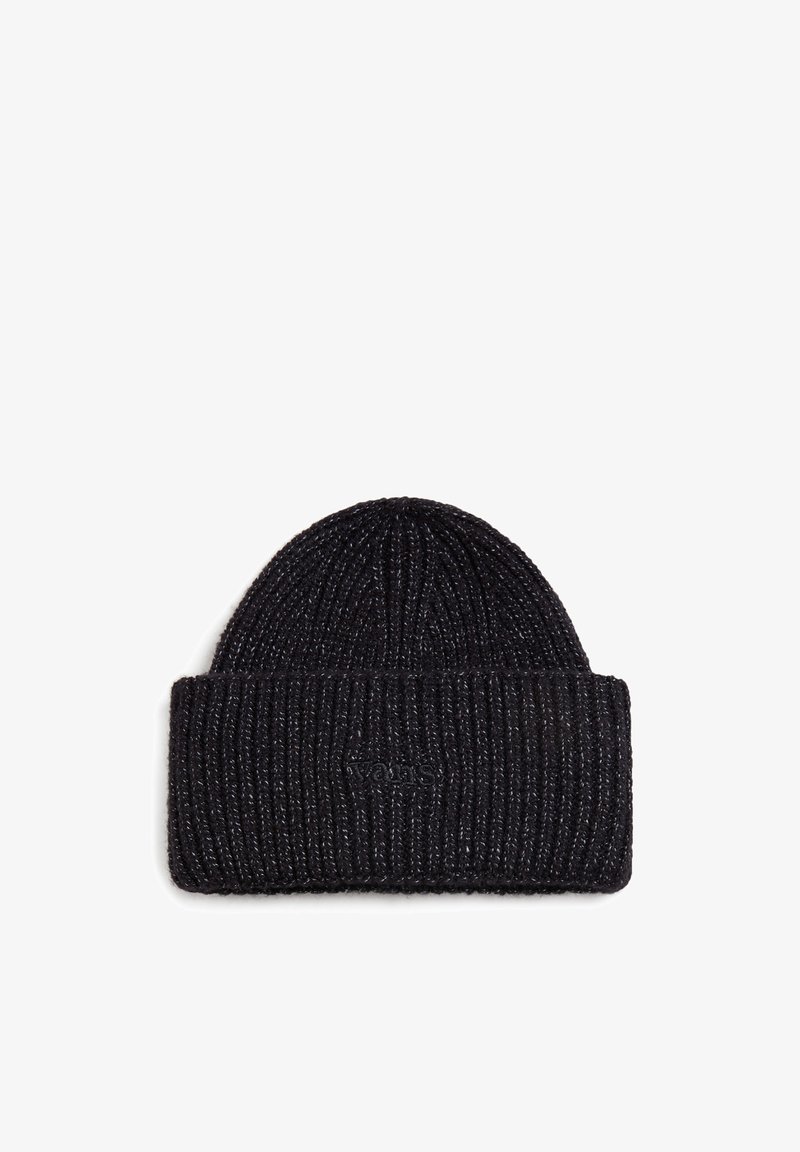 Zwarte gebreide beanie met een ribbelstructuur, voorzien van een opgerolde rand en een klein logo detail aan de voorkant.