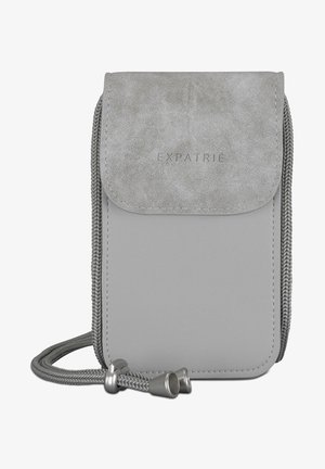 Pochette téléphone grise à bandoulière avec rabat en daim, fermeture magnétique et sangle tressée réglable avec extrémités en métal.